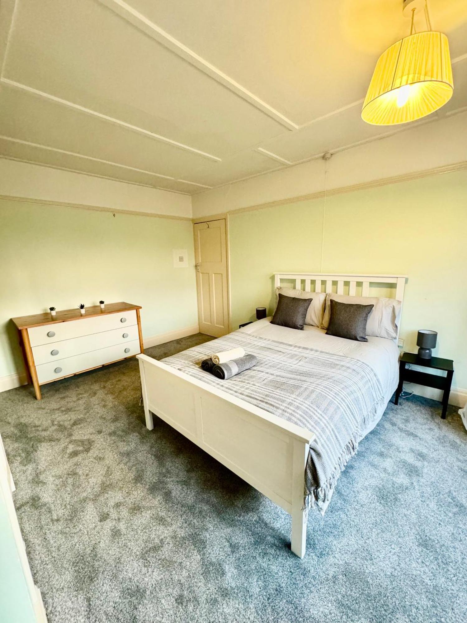 Spacious Double Near Southmead Проживание в семье *